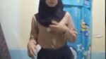 Siswi SMP Kerudung Hitam Tutorial Buka Baju